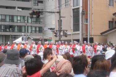 「わらじまつり」パレードの写真