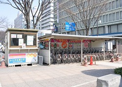 福島駅東口の貸出所の写真