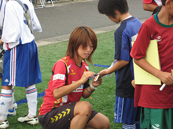 サインをする田中陽子選手