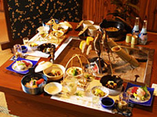 囲炉裏端で食べる夕食の一例の写真
