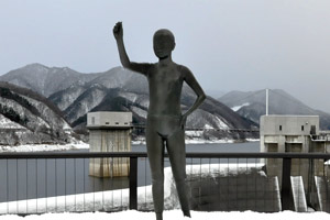 「さくらんぼ大将」の主人公・六郎太少年の像の写真
