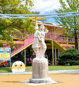 「福島市児童公園に移設された少女の像」
