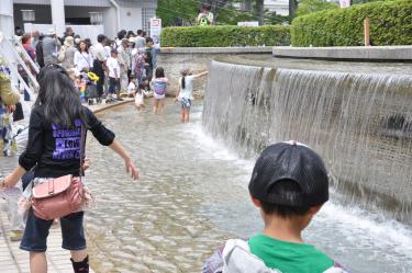 新浜公園で遊ぶ子供たちの写真