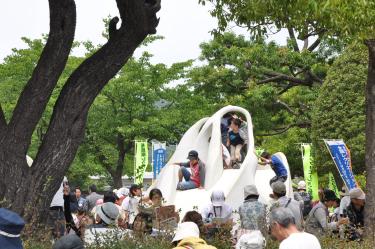 新浜公園で遊ぶ子供たちの写真