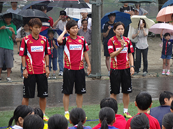 あいさつする川澄選手