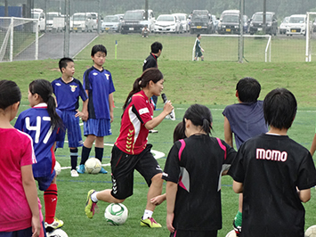 実技を交えながら説明する川澄選手