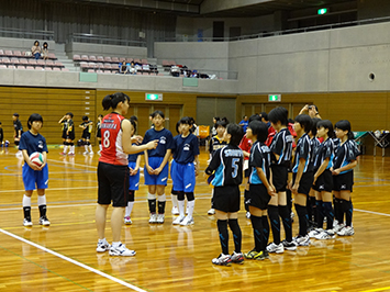 島村選手の説明を真剣な表情で…