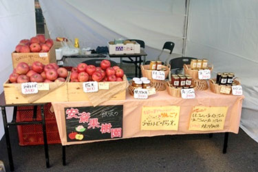 2012年10月　ターキンさんが栽培した果物や自家製ジャムを街なかマルシェで販売した写真