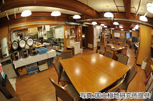食堂と厨房の写真