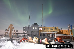 露天風呂と月夜のオーロラの写真