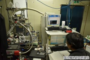 ミリ波観測機器と日常点検の様子の写真