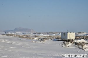 MFレーダーアンテナと観測小屋の写真
