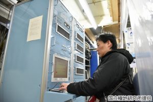 電離層観測の点検作業 （10C型）の写真