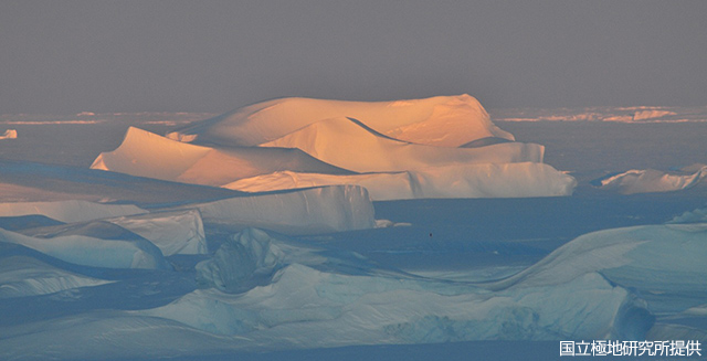 白夜の氷山の写真