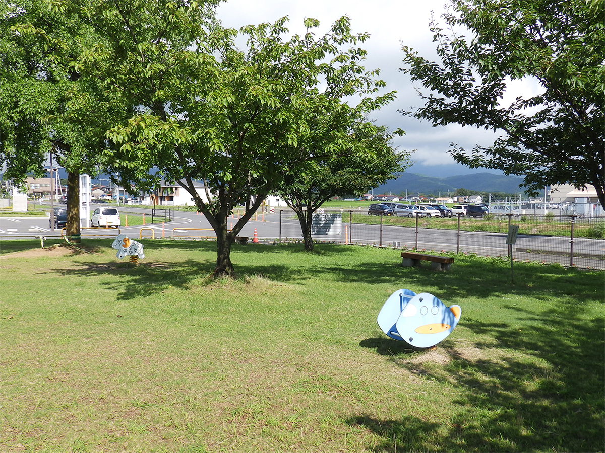 あだたらの里直売所前の広場01